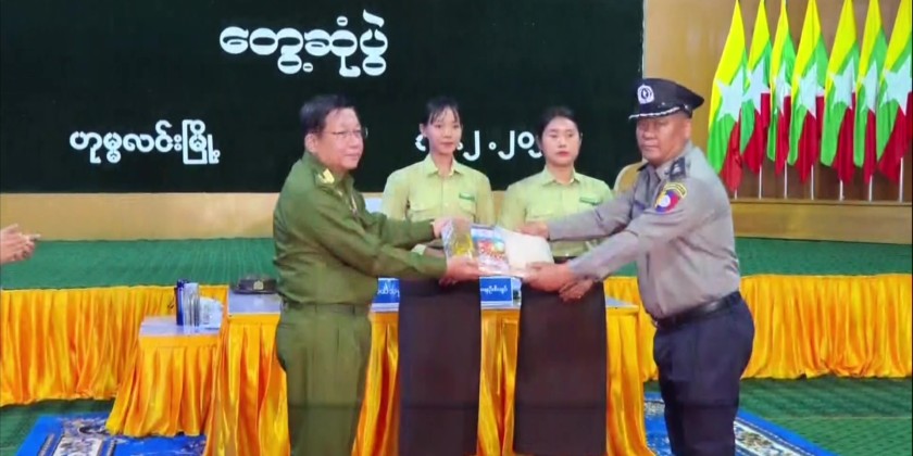 Meeting in Homalin : Acting President meets with locals in Homalin ...