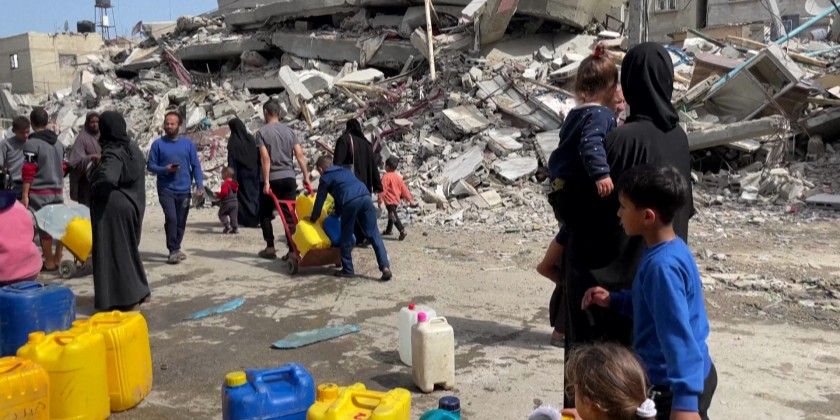Gazans gather for fresh water in Rafah | Myanmar International TV