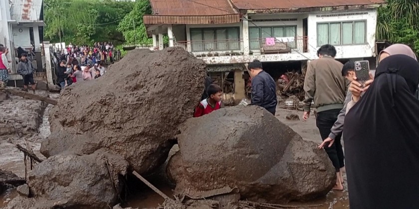 Indonesians inspect damage from deadly flash floods | Myanmar ...
