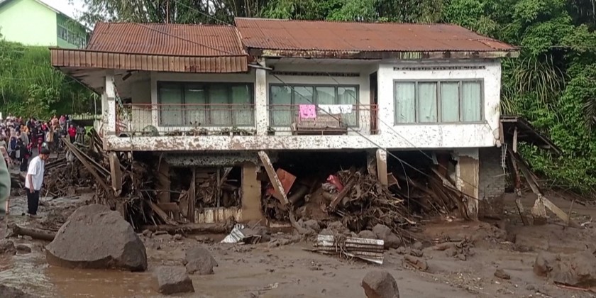 Indonesians inspect damage from deadly flash floods | Myanmar ...
