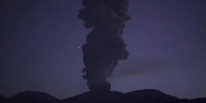 Japan Mt. Shinmoedake erupts in southwestern Japan, smoke reaches 5,500 ...