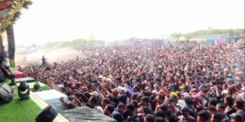 Nay Pyi Taw Walking Thingyan : Nay Pyi Taw Square packed with Thingyan ...