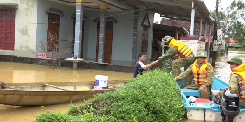 Police Forces assist flood victims in Quang Binh | Myanmar International TV