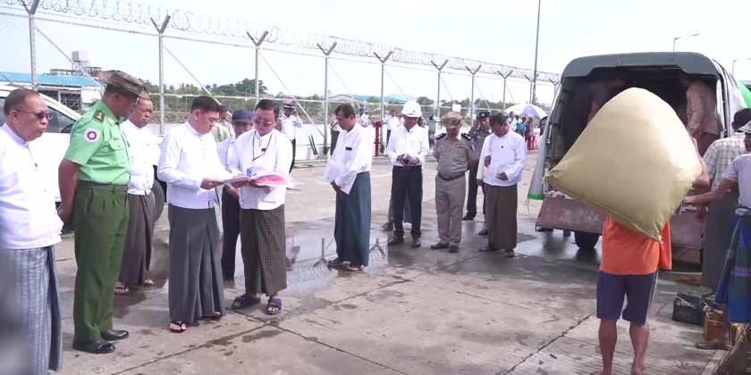Unloading rice and food supplies: Rakhine State CM inspected unloading ...