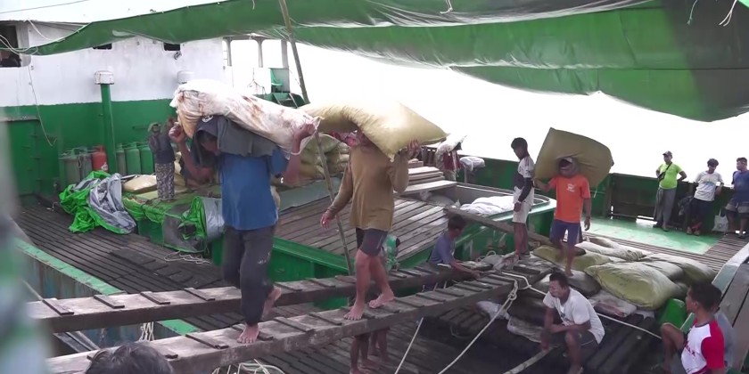 Unloading rice and food supplies: Rakhine State CM inspected unloading ...