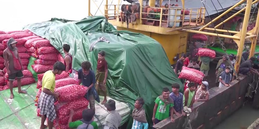 Unloading rice and food supplies: Rakhine State CM inspected unloading ...