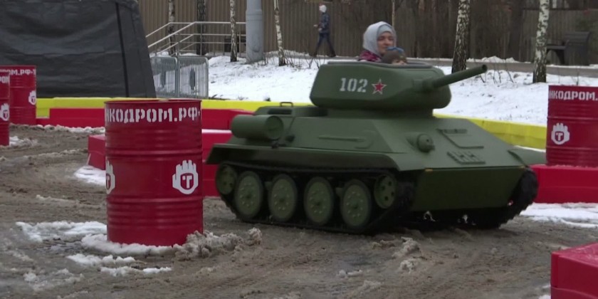 Tanks a lot! Adults and kids take mini tanks for spin in Moscow